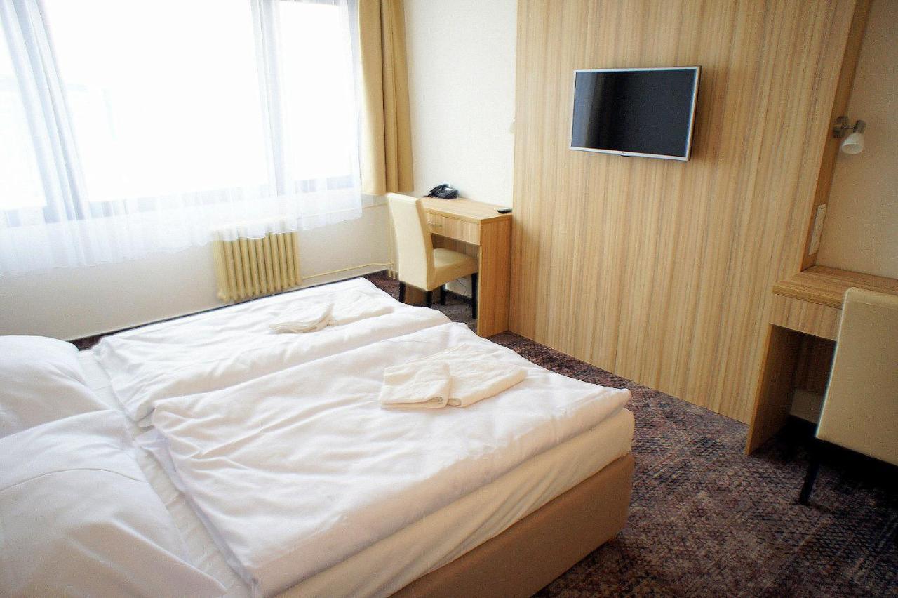 Hotel Labe Pardubice Kültér fotó